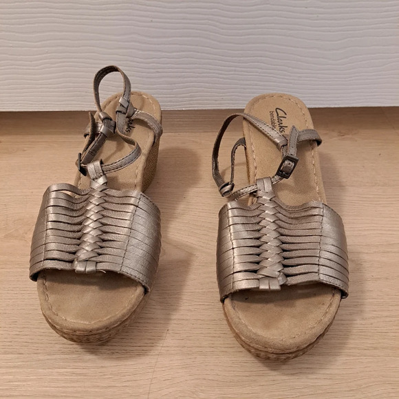 Clarks Bendables Silver Woven Wedge Adjustable Comfortable Neutral Sandals Sz 9 - Picture 4 of 10